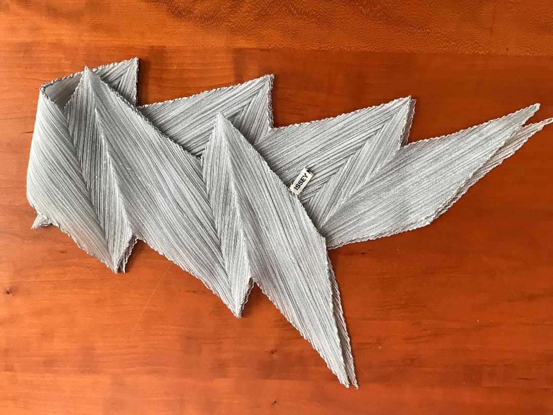 ISSEY MIYAKE 　スカーフ　プリーツ　シルバー