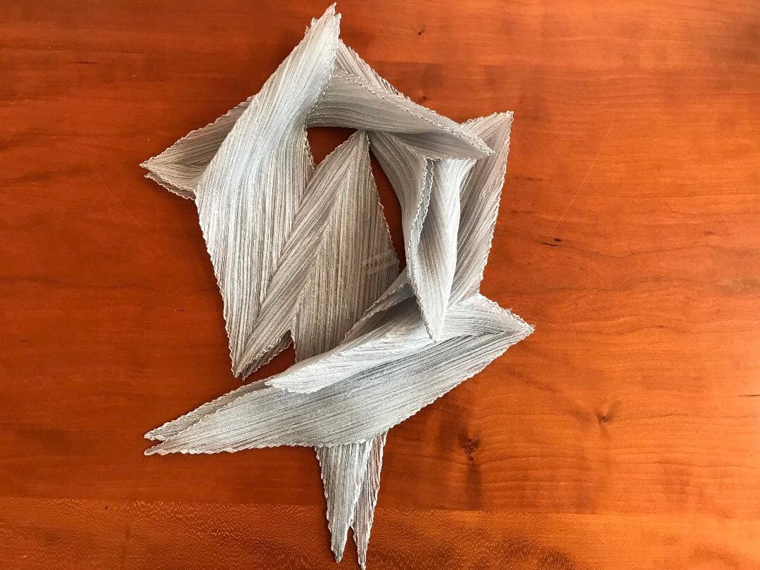 ISSEY MIYAKE 　スカーフ　プリーツ　シルバー