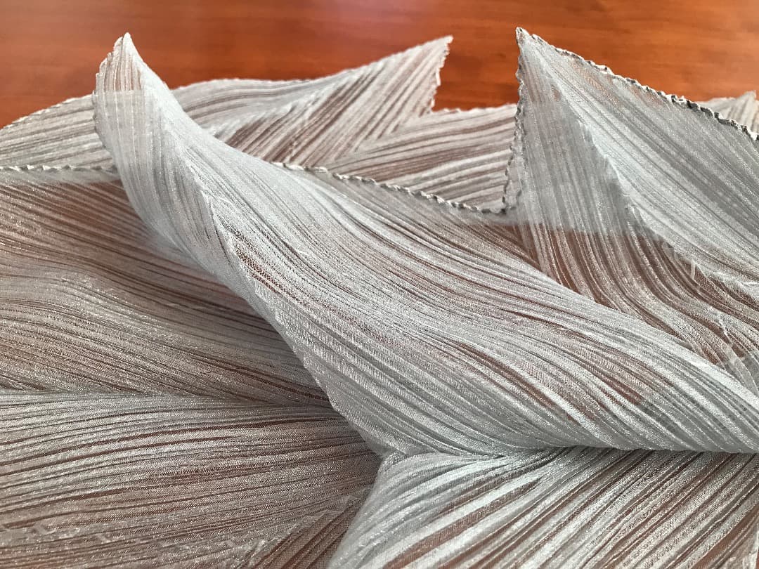 ISSEY MIYAKE 　スカーフ　プリーツ　シルバー