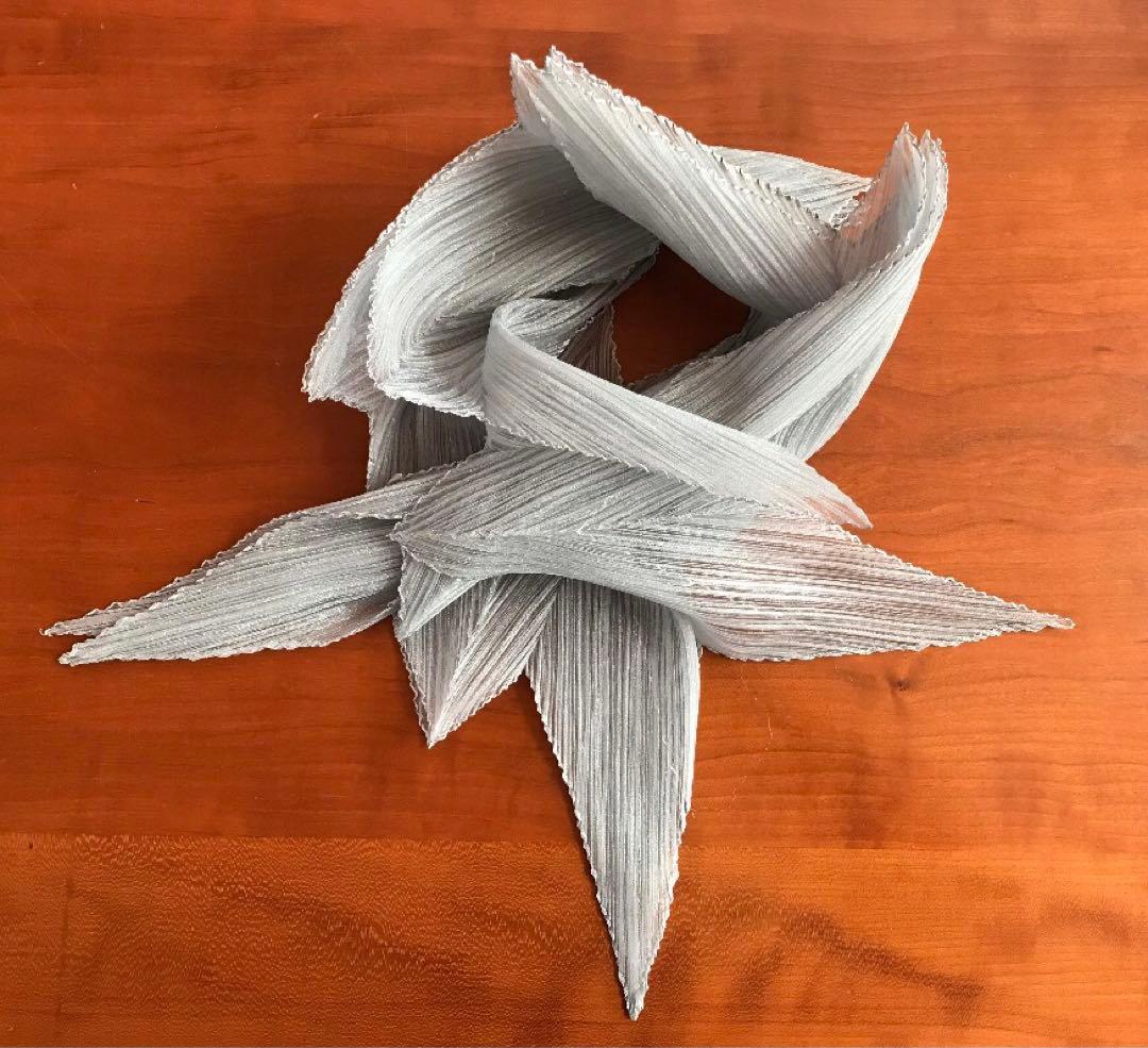 ISSEY MIYAKE 　スカーフ　プリーツ　シルバー