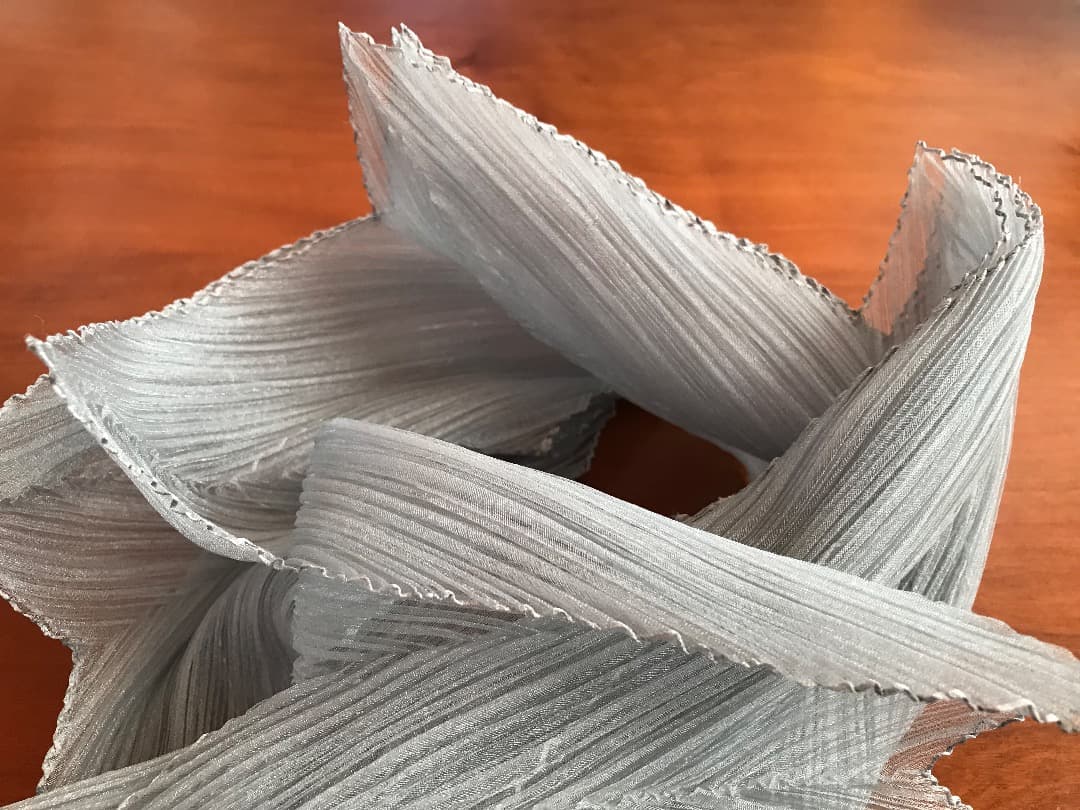 ISSEY MIYAKE 　スカーフ　プリーツ　シルバー