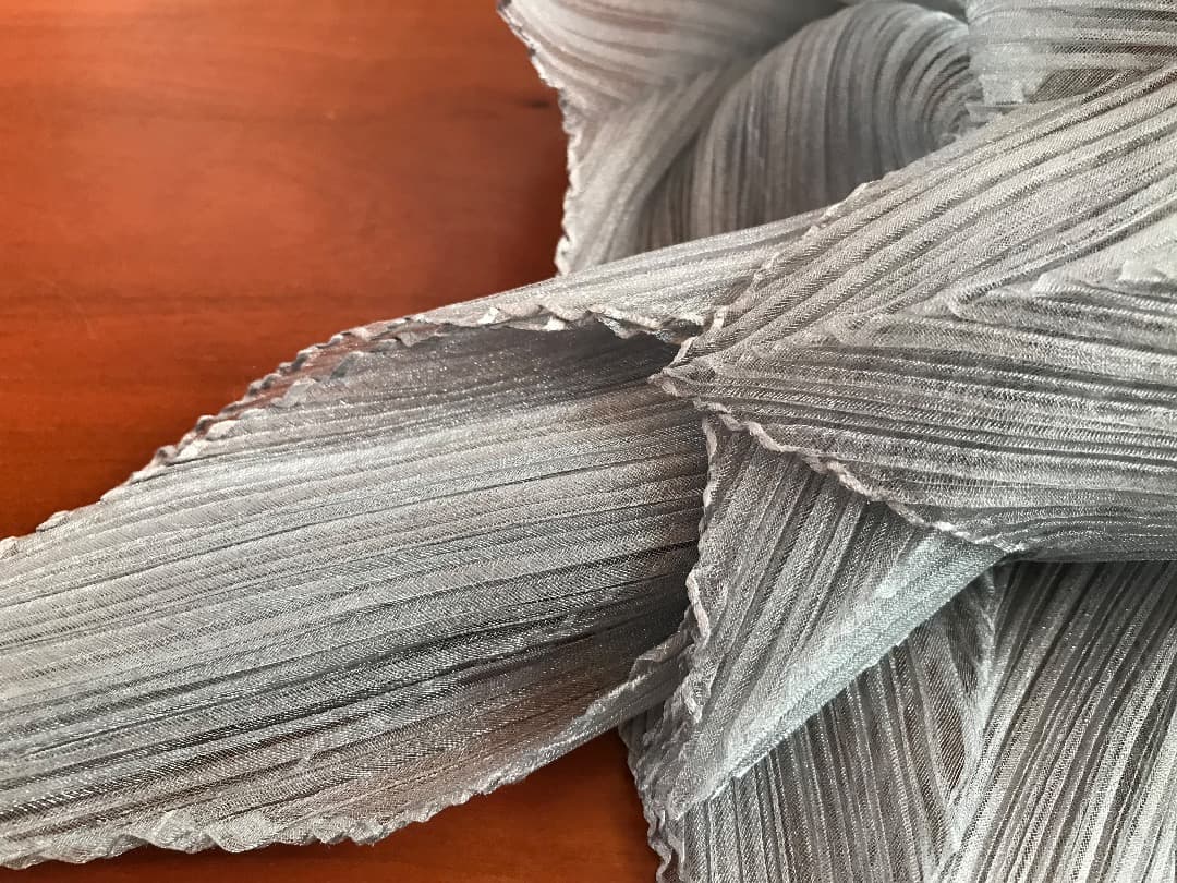 ISSEY MIYAKE 　スカーフ　プリーツ　シルバー