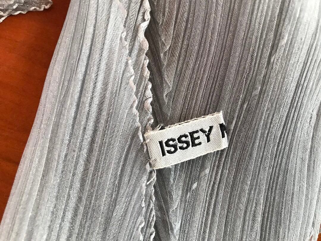 ISSEY MIYAKE 　スカーフ　プリーツ　シルバー