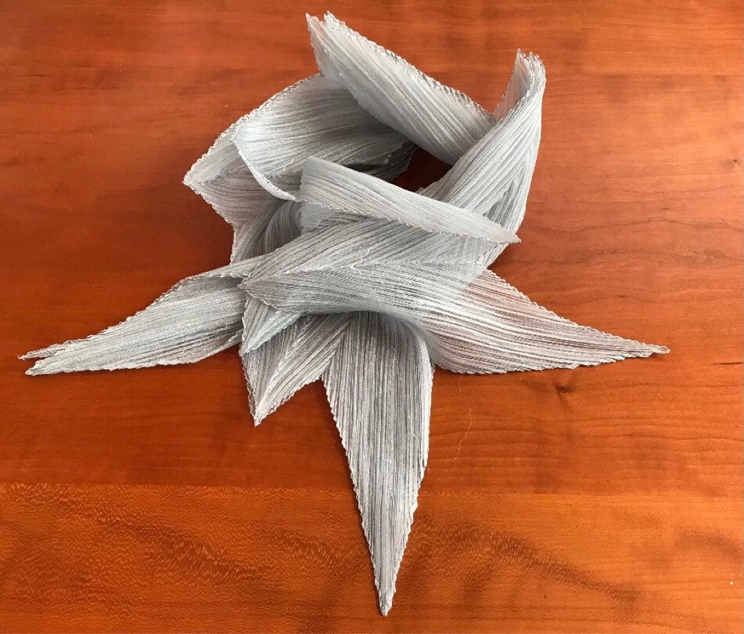 ISSEY MIYAKE 　スカーフ　プリーツ　シルバー