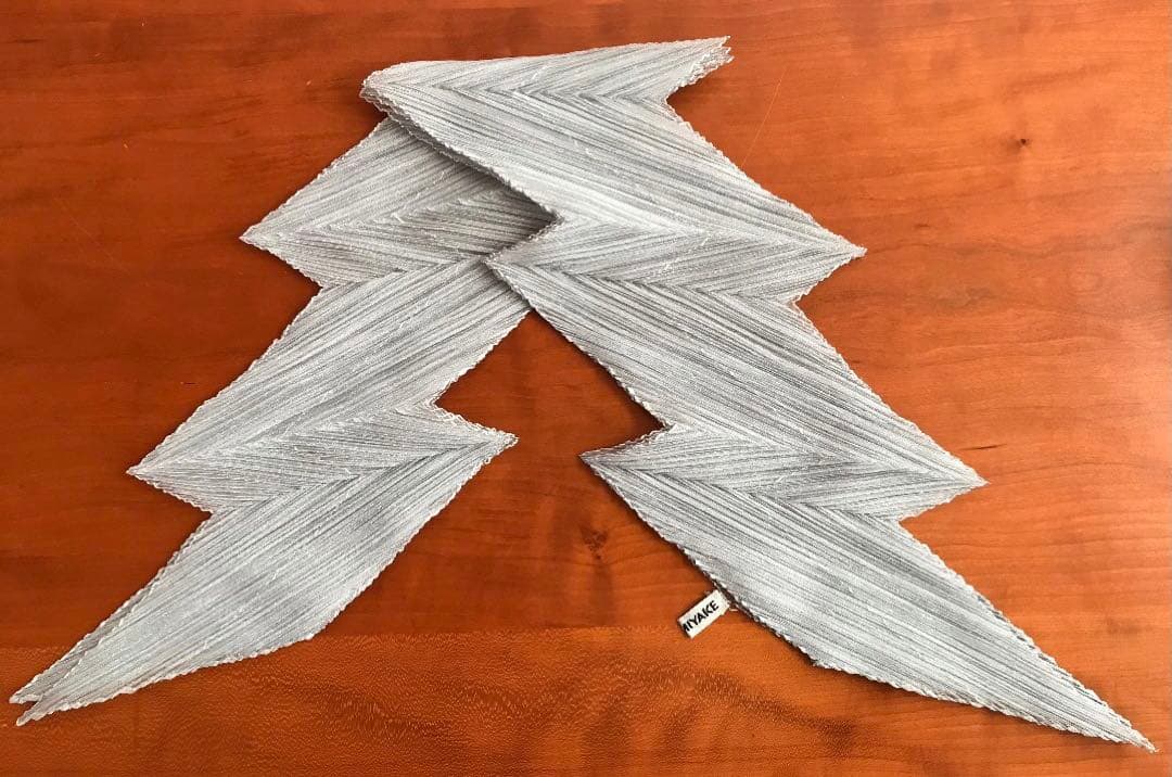 ISSEY MIYAKE 　スカーフ　プリーツ　シルバー