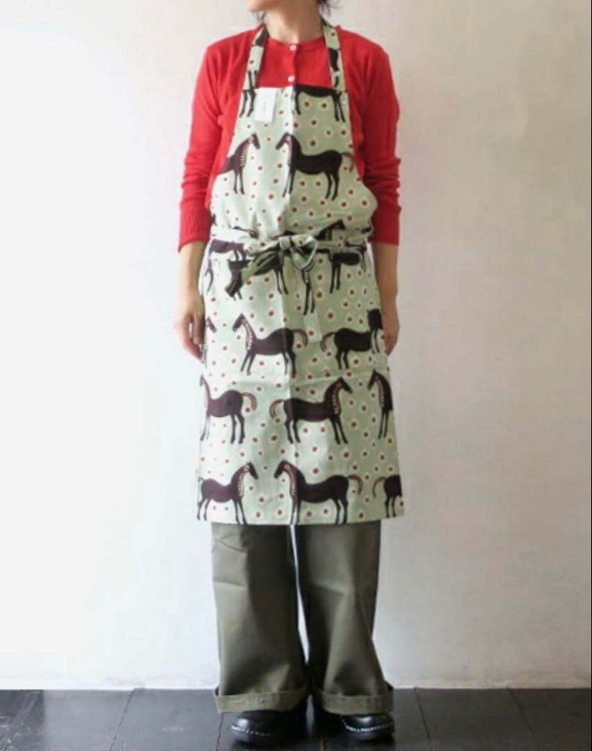 ▶︎新品未使用　マリメッコ　marimekko エプロン　ムスタタンマ◀︎