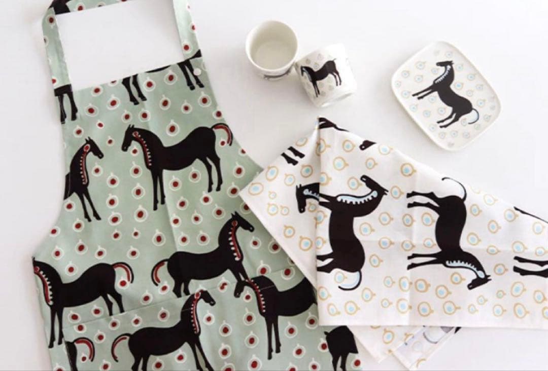 ▶︎新品未使用　マリメッコ　marimekko エプロン　ムスタタンマ◀︎