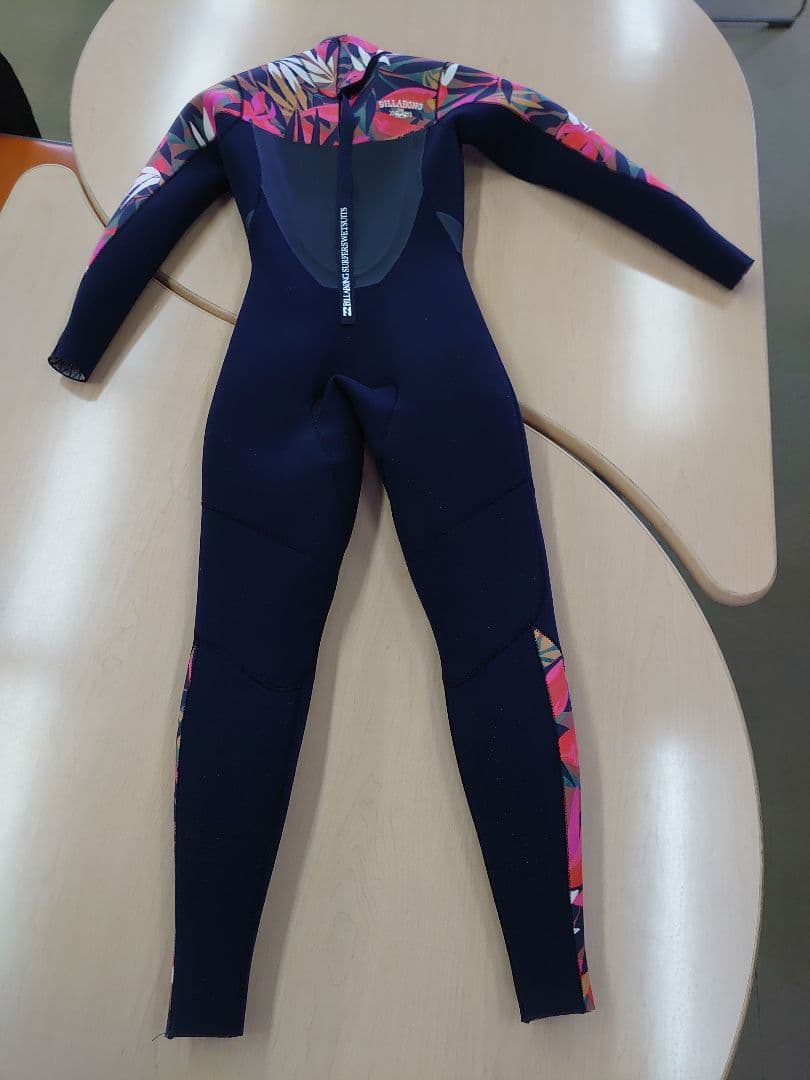 Billabong 秋冬初春用 裏起毛セミドライスーツ 黒・赤/カラフル葉柄