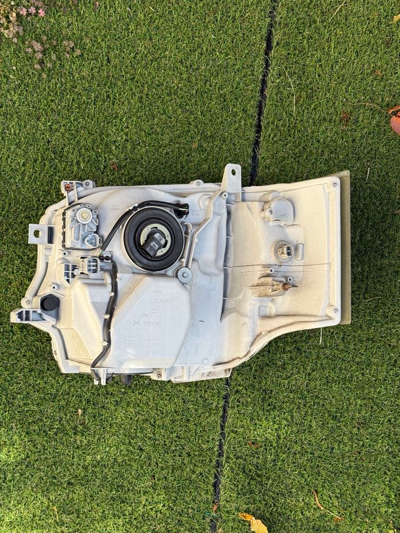 あ*★様 トヨタ 200系ハイエース純正LEDヘッドライト（右）