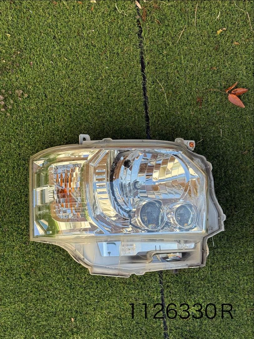 あ*★様 トヨタ 200系ハイエース純正LEDヘッドライト（右）