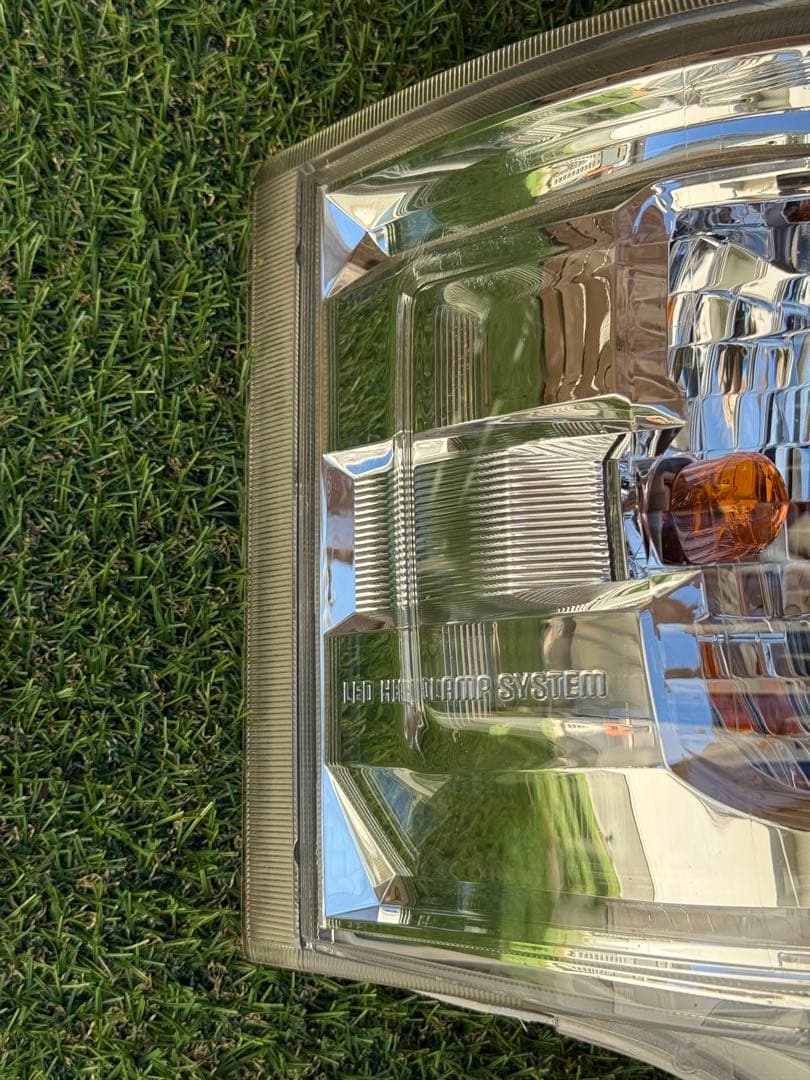 あ*★様 トヨタ 200系ハイエース純正LEDヘッドライト（右）