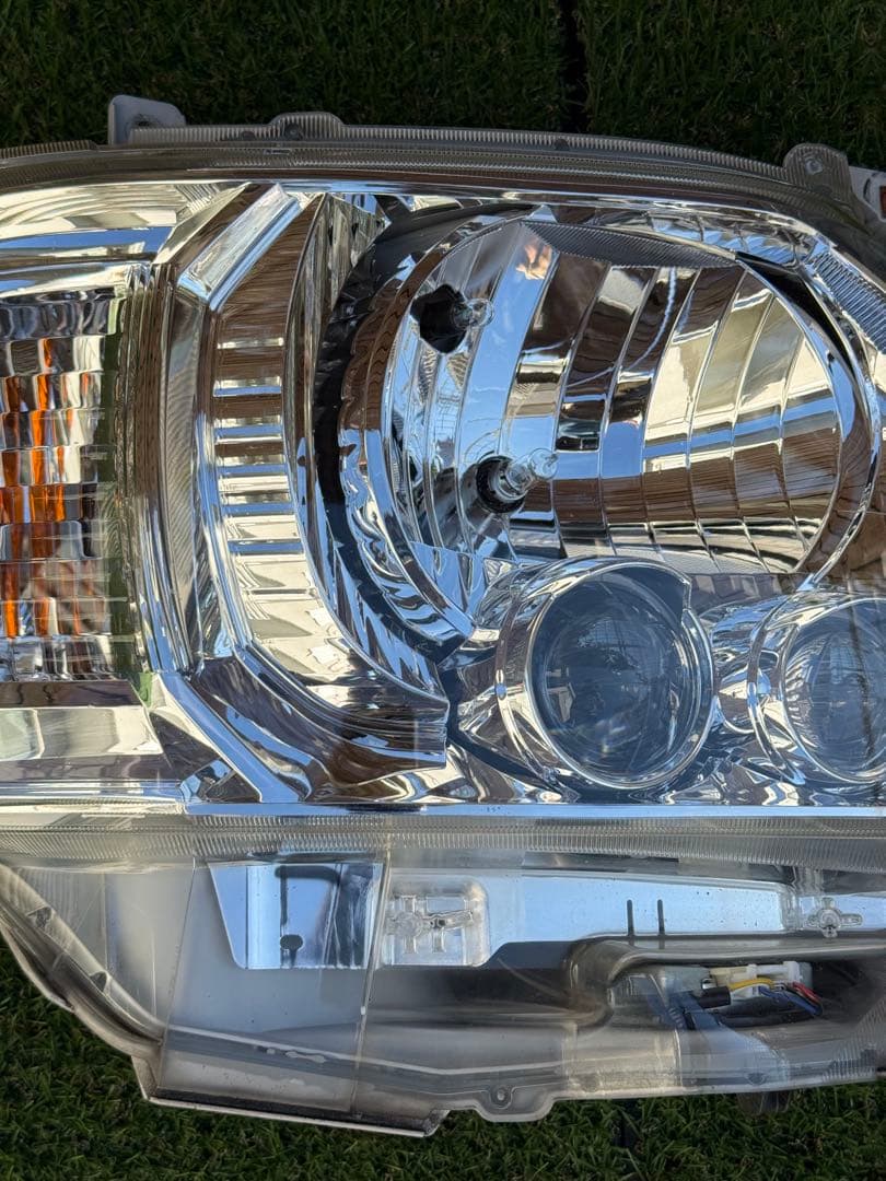 あ*★様 トヨタ 200系ハイエース純正LEDヘッドライト（右）