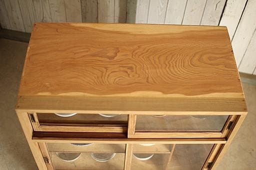 古い木枠のガラス戸棚　引き出し2杯