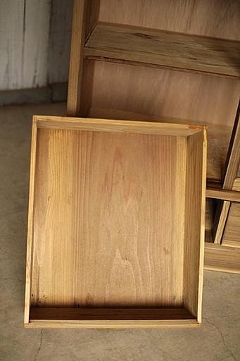 古い木枠のガラス戸棚　引き出し2杯