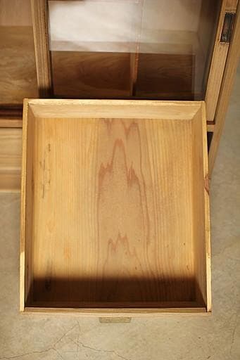 古い木枠のガラス戸棚　引き出し2杯