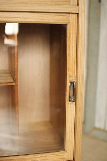 古い木枠のガラス戸棚　引き出し2杯