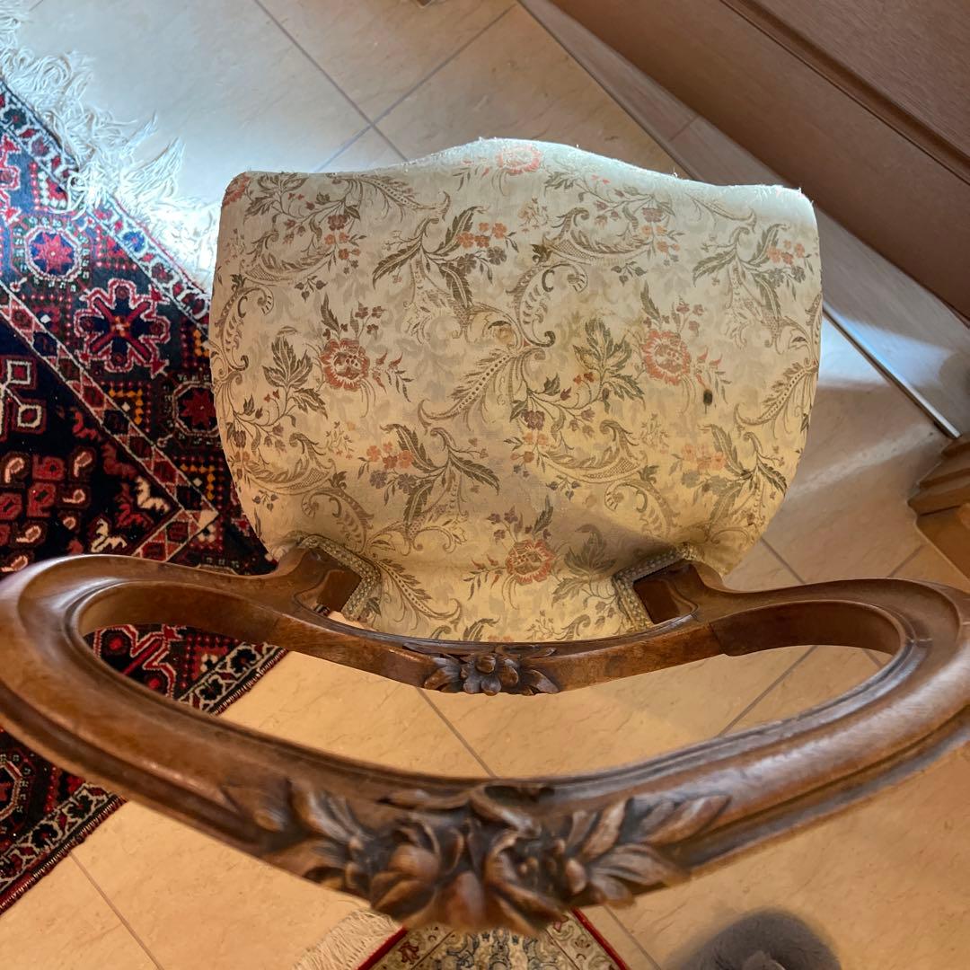 フレンチスタイル フランス製　木製椅子 花の彫刻付き