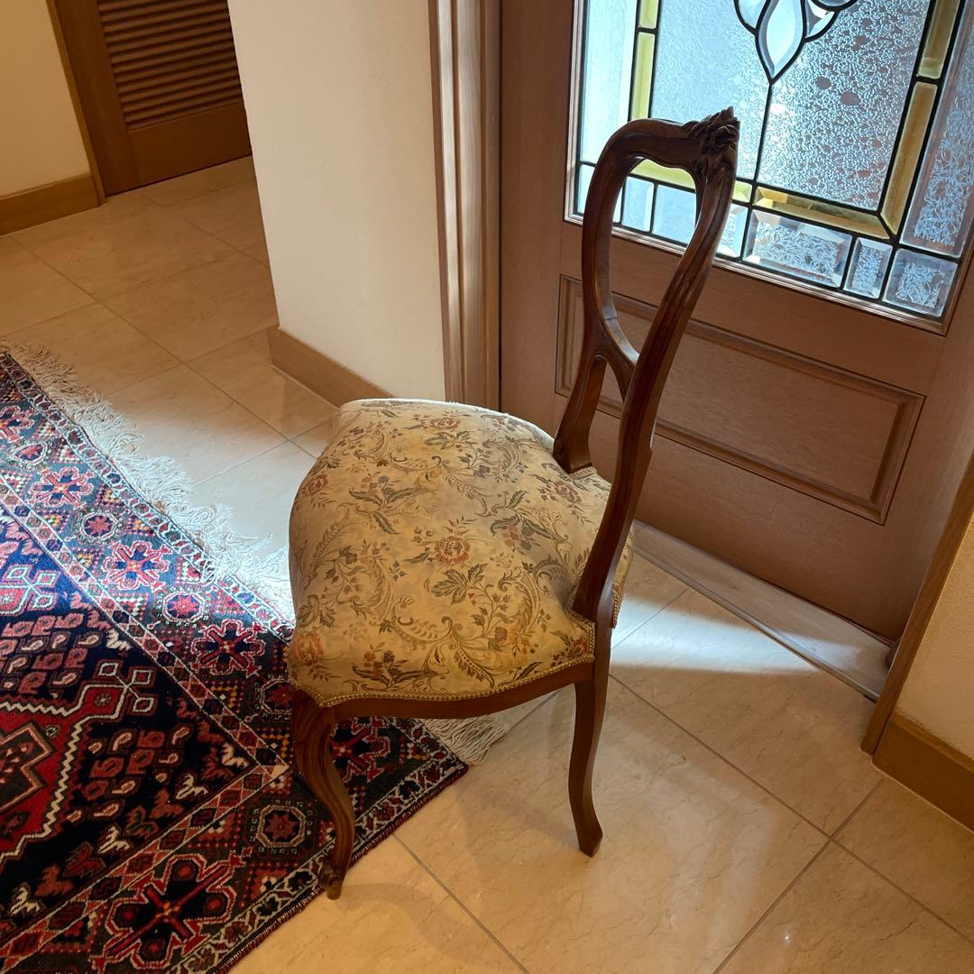 フレンチスタイル フランス製　木製椅子 花の彫刻付き