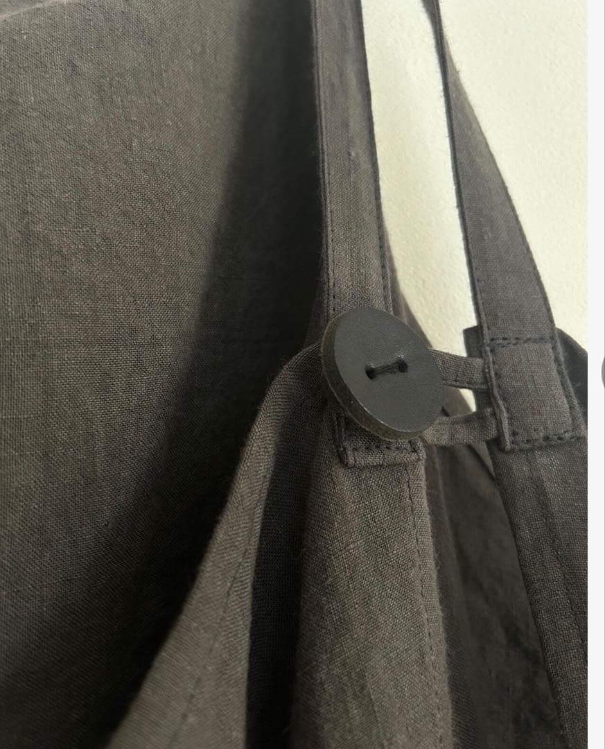 norikoページ 天日干しリネンエプロン 墨黒：ベージュ