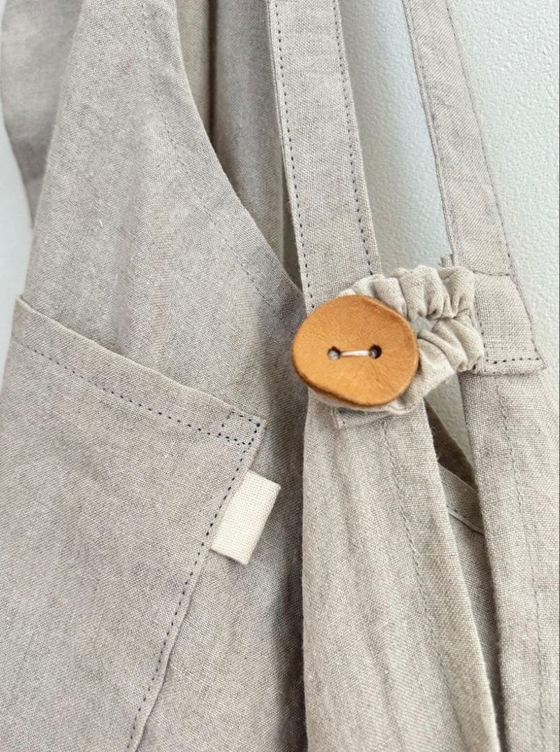 norikoページ 天日干しリネンエプロン 墨黒：ベージュ