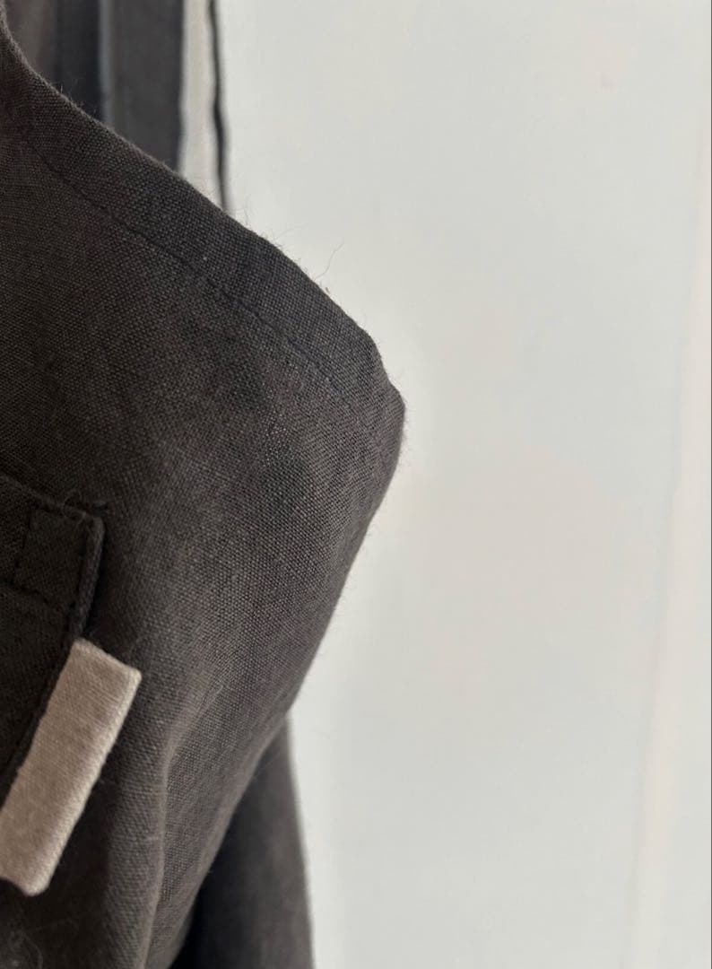 norikoページ 天日干しリネンエプロン 墨黒：ベージュ