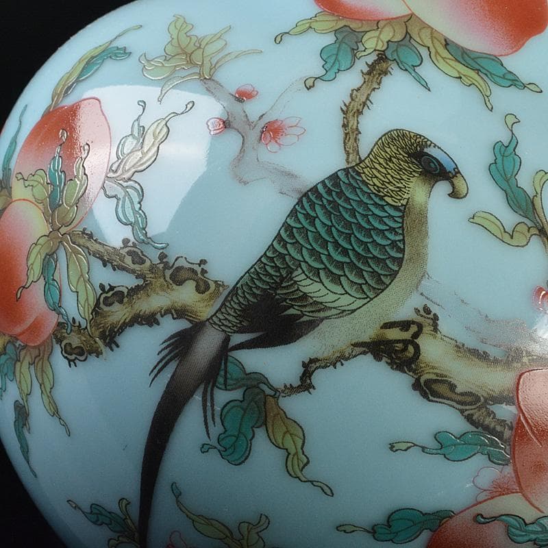 中国　大清乾隆年製　青磁釉　粉彩　鳥桃文　天球瓶　飾壷　V　5939C