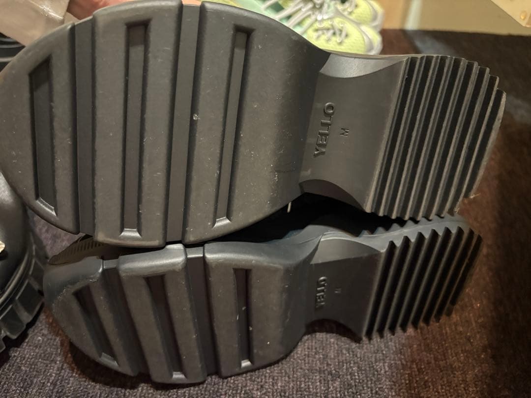 靴 yello Futura Mid Heel Sneakers