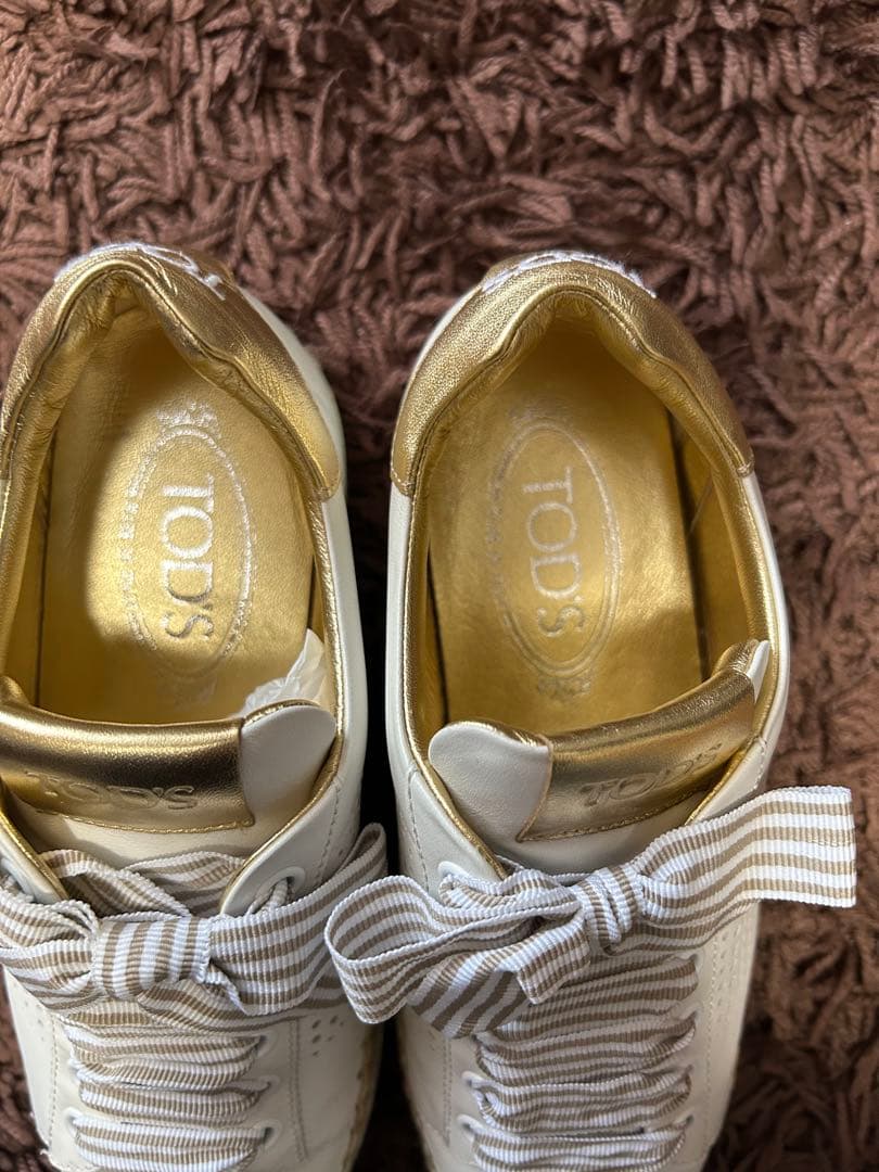 TOD'S ホワイトレザー スニーカー リボン付き