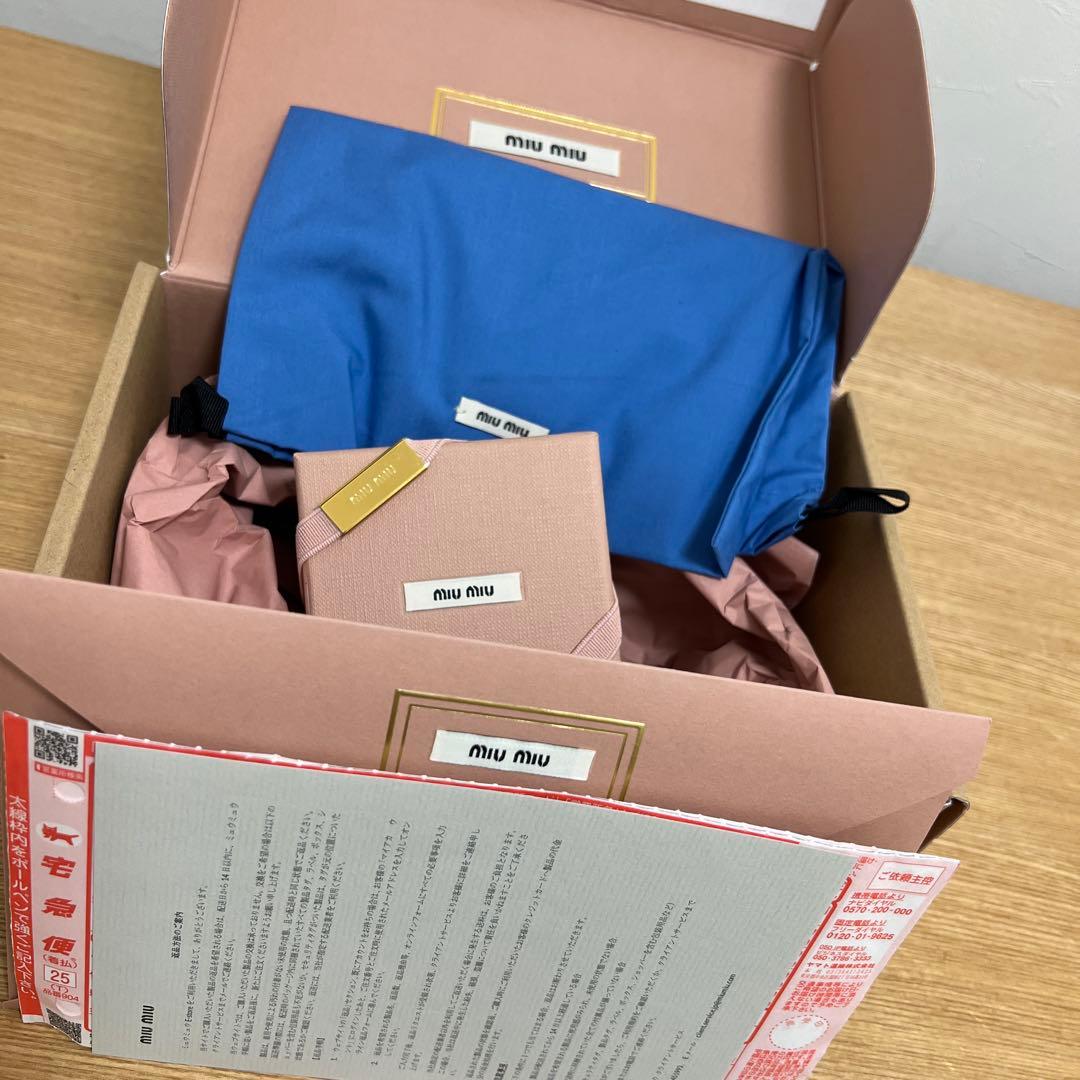 miumiu パテントレザーヘアクリップ ブラック