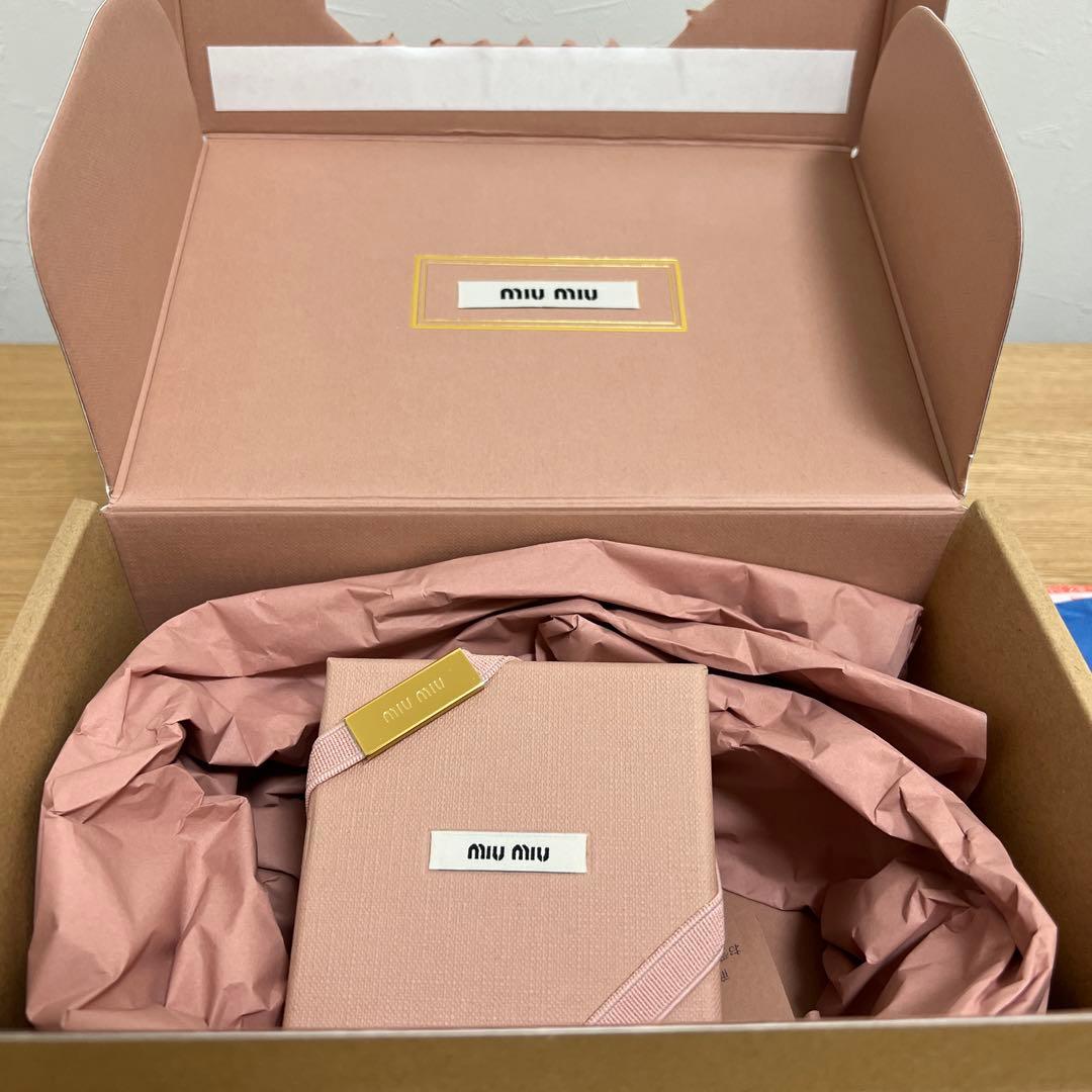 miumiu パテントレザーヘアクリップ ブラック