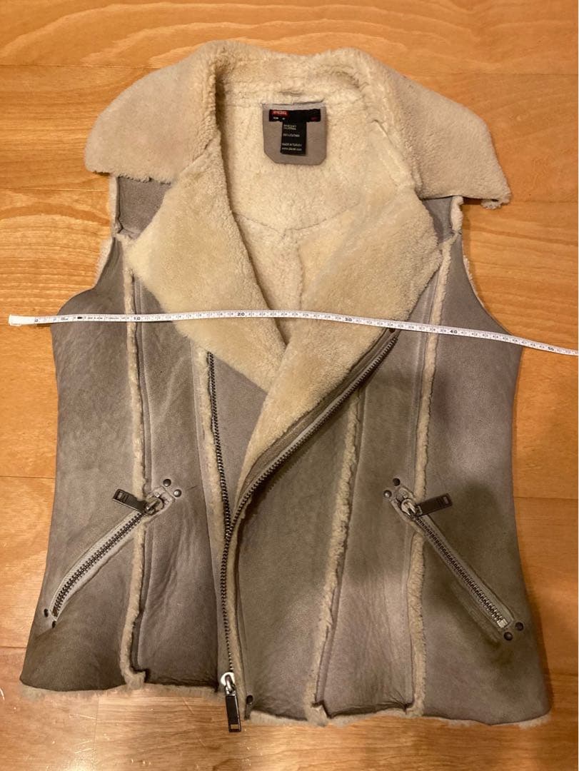 【ディーゼル】羊革リアルムートンベスト　M ライトグレー