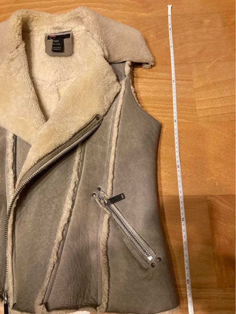 【ディーゼル】羊革リアルムートンベスト　M ライトグレー
