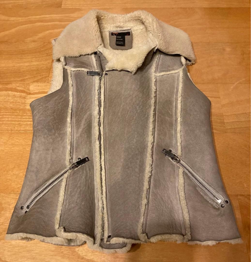 【ディーゼル】羊革リアルムートンベスト　M ライトグレー