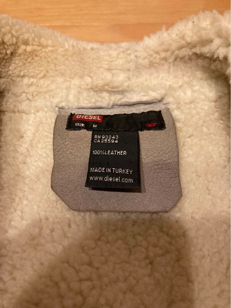 【ディーゼル】羊革リアルムートンベスト　M ライトグレー