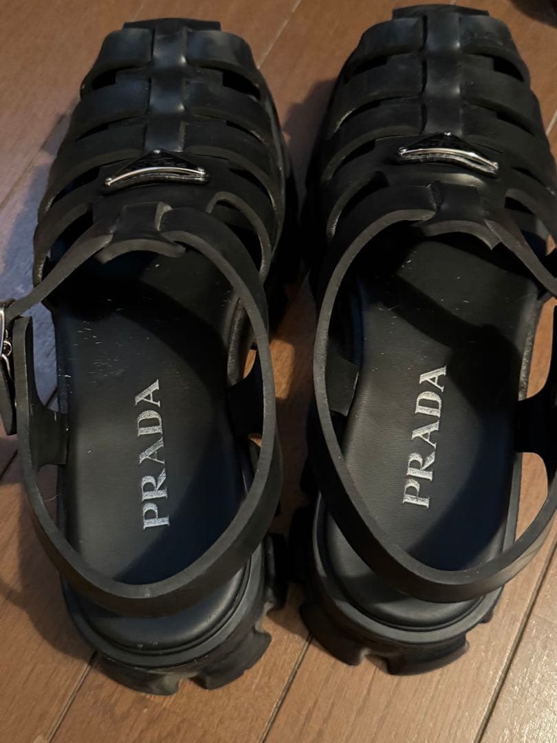 舞　PRADA モノリス　サンダル