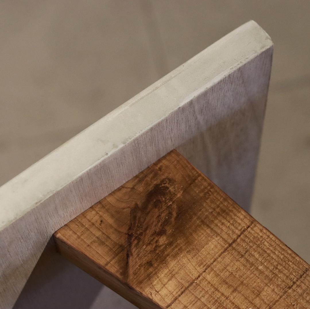 センターテーブル｜ライトグレー｜三角脚｜薄塗りモルタル｜ダイニングテーブル