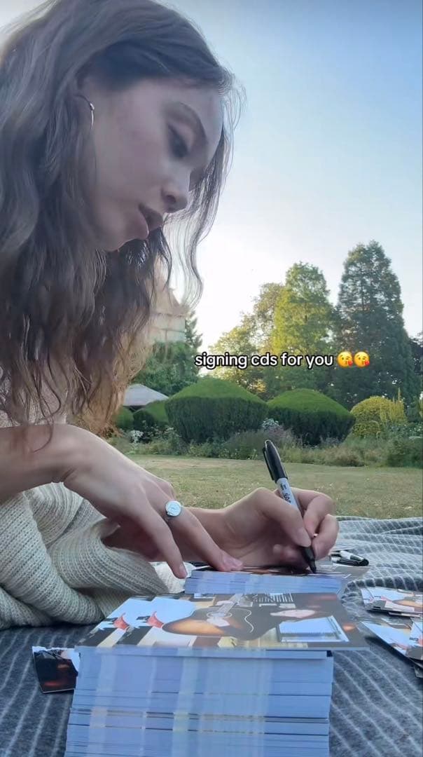 Laufey A Matter of Time 直筆サイン入りCDレコードセット