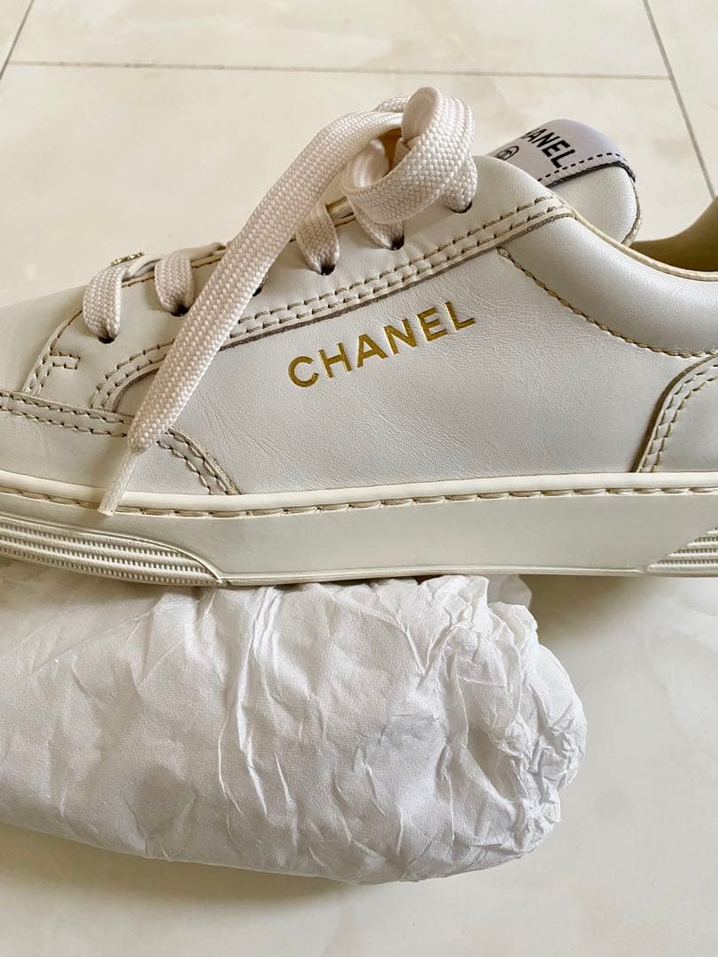 美品 23年製 シャネル ロゴプレート スニーカー 36 23cm CHANEL