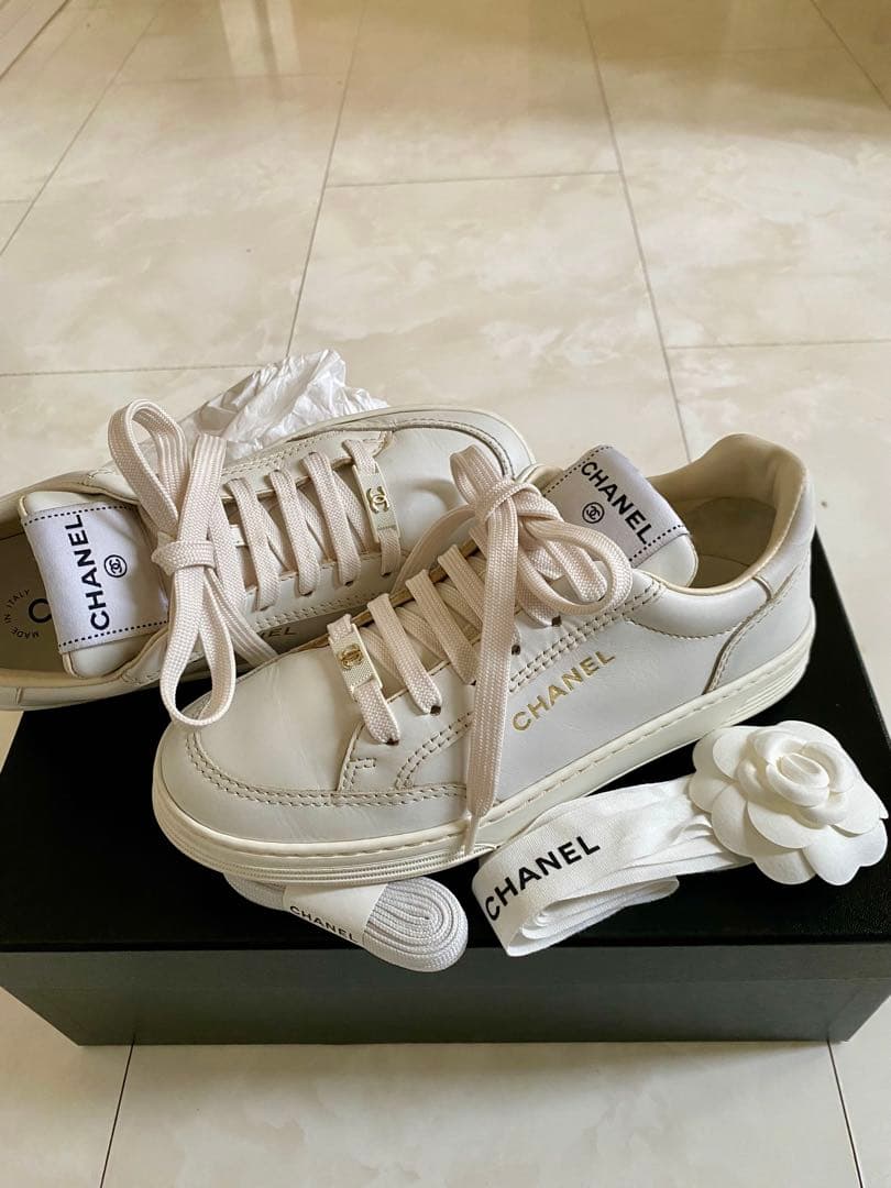 美品 23年製 シャネル ロゴプレート スニーカー 36 23cm CHANEL