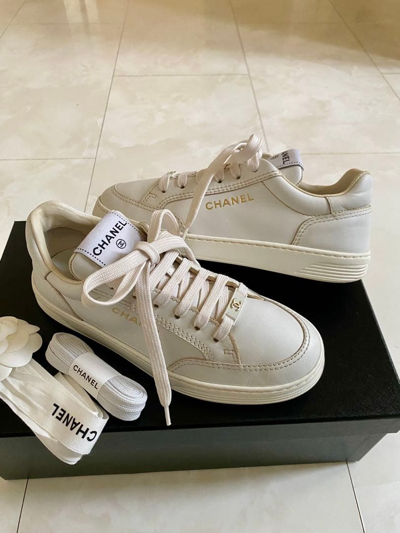 美品 23年製 シャネル ロゴプレート スニーカー 36 23cm CHANEL