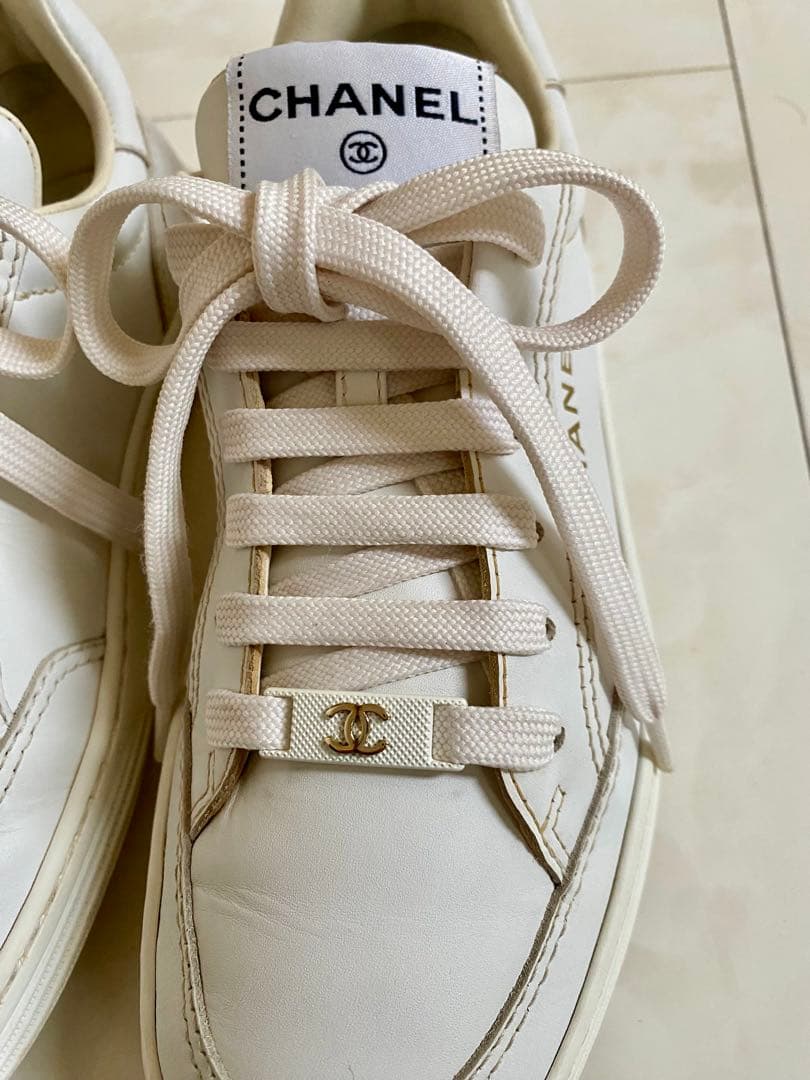 美品 23年製 シャネル ロゴプレート スニーカー 36 23cm CHANEL