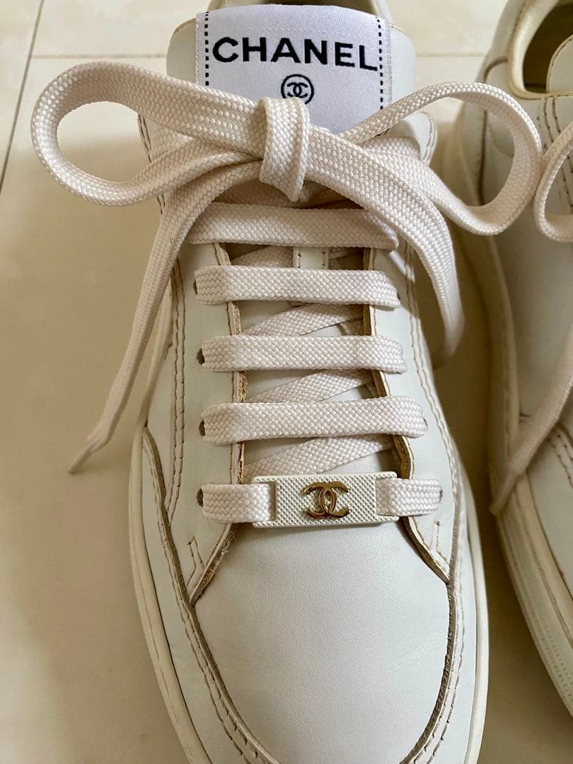 美品 23年製 シャネル ロゴプレート スニーカー 36 23cm CHANEL