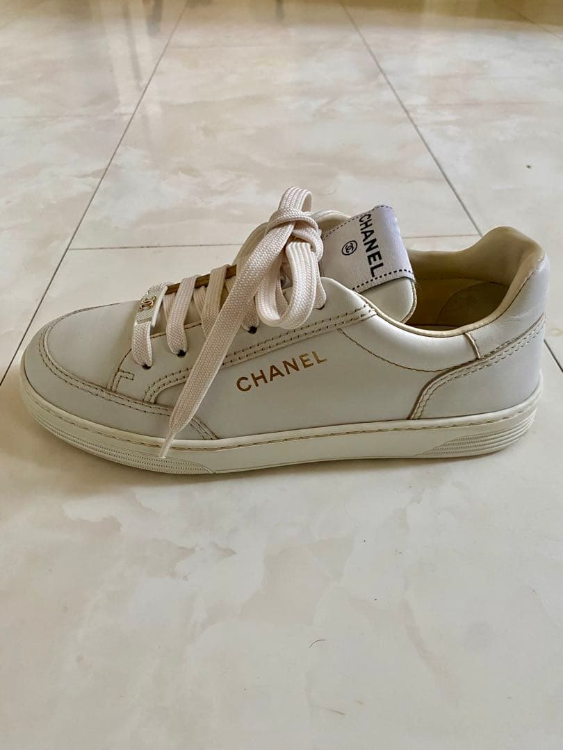 美品 23年製 シャネル ロゴプレート スニーカー 36 23cm CHANEL