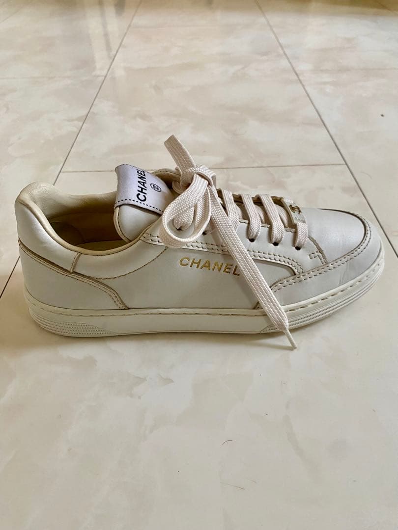 美品 23年製 シャネル ロゴプレート スニーカー 36 23cm CHANEL