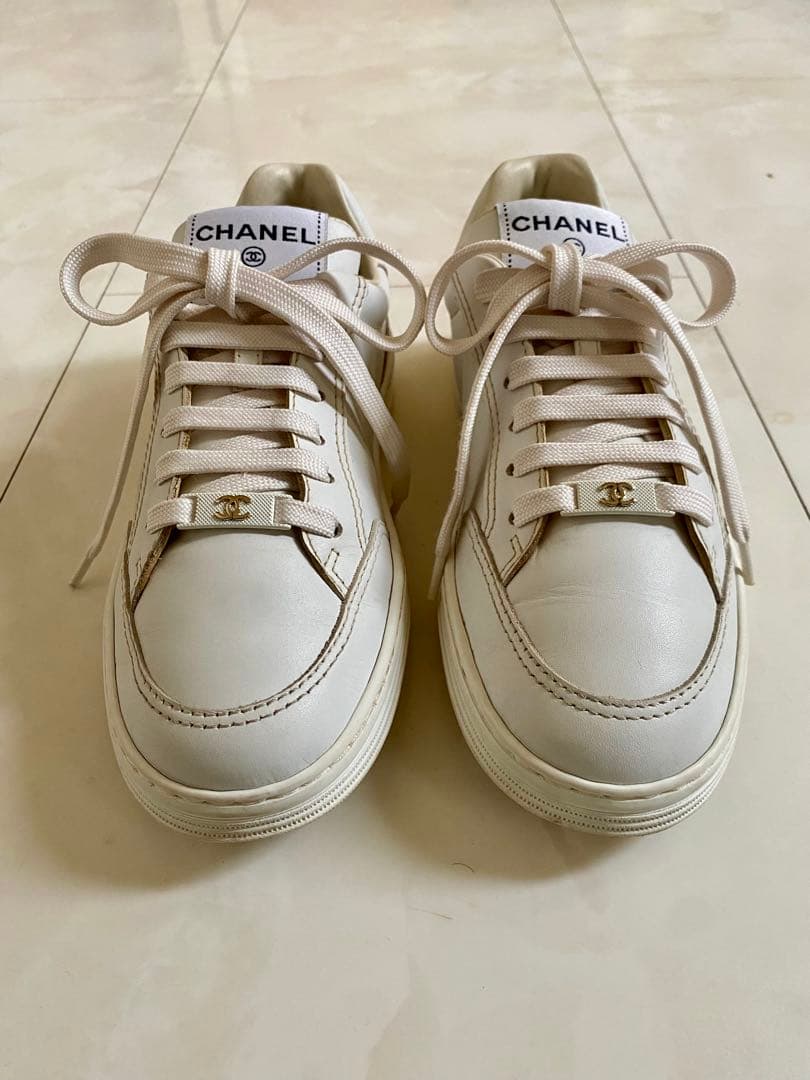 美品 23年製 シャネル ロゴプレート スニーカー 36 23cm CHANEL