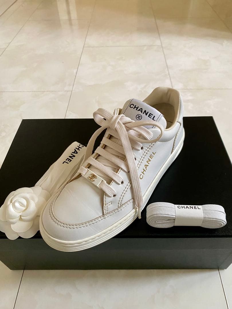 美品 23年製 シャネル ロゴプレート スニーカー 36 23cm CHANEL