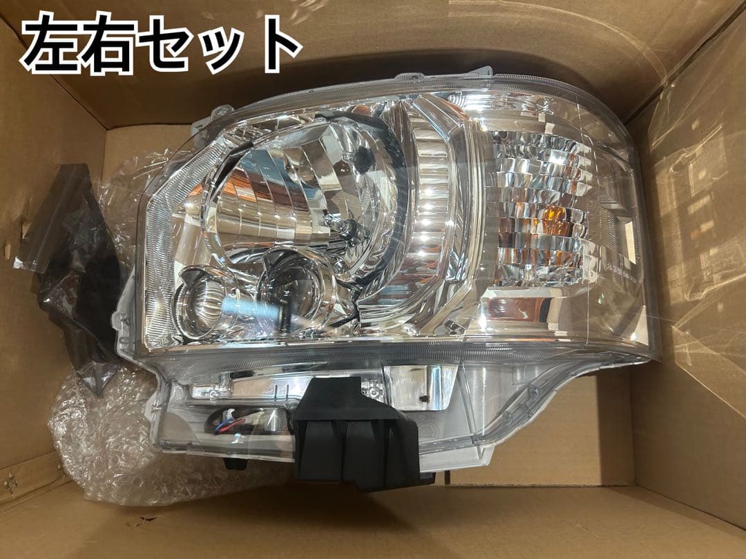 ハイエース　新車外し　8型 純正ヘッドライト　刻印84