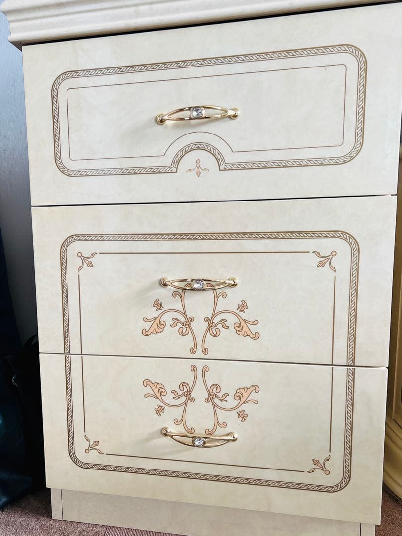 イタリア製　サルタレッリ　 フローレンス　アイボリーの装飾的　３段チェスト