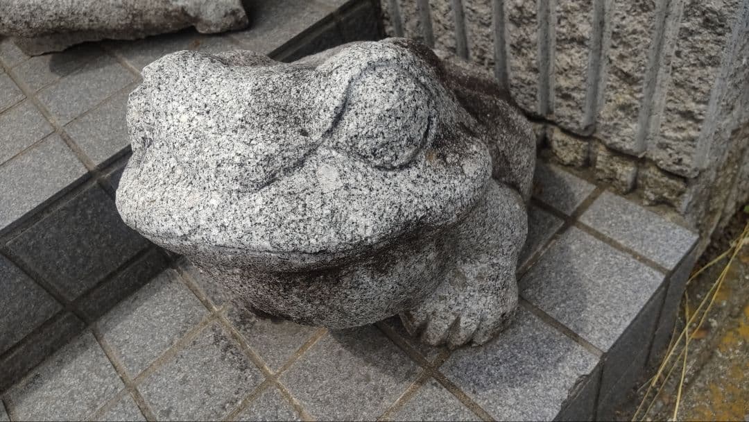 コモモ°・*:. カエルの石像^^