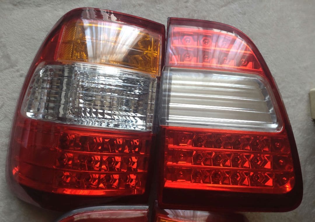 よ*し様 ランクル100 前中期 後期ルックLEDテールランプ 点灯良好 美品